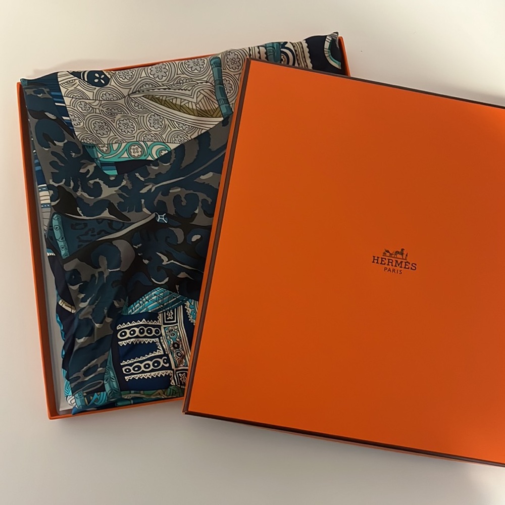 Hermès Voyage En Etoffes silk scarf with original box
